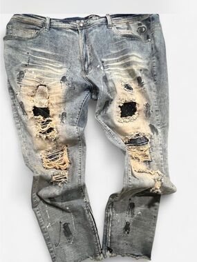 Men's Distressed Gray Straight Jeans with Ripped Detailing. P15